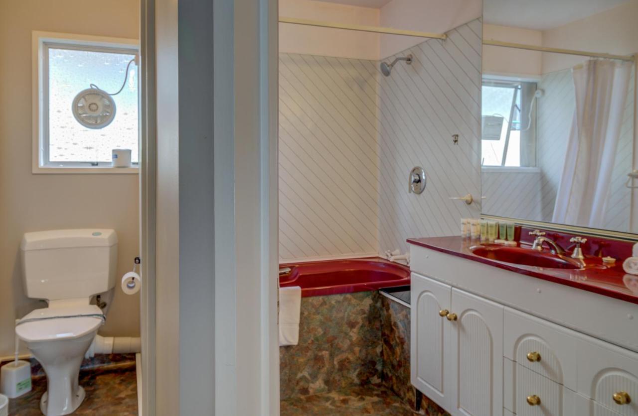 Lakefront Apartments,18 Esplanade Road 4*