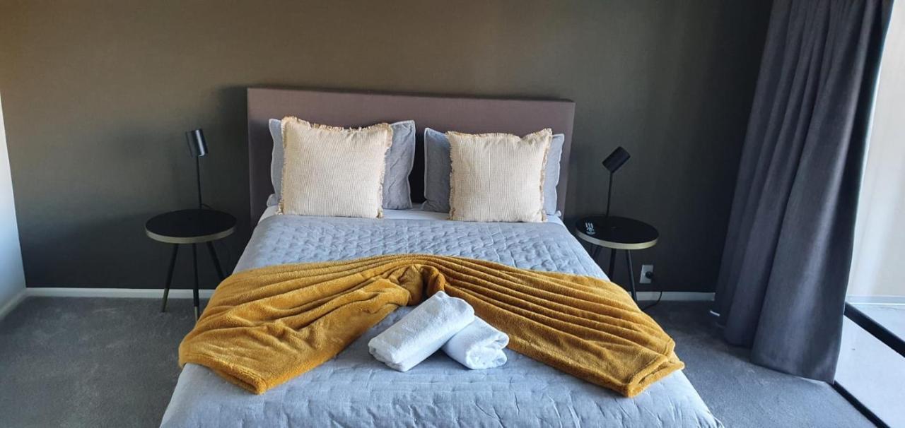 Lakefront Apartments,18 Esplanade Road 4*