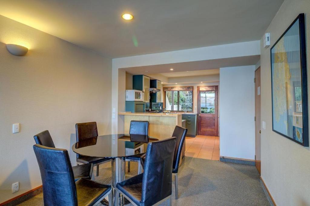 Lakefront Apartments,18 Esplanade Road Aparthotel 4*