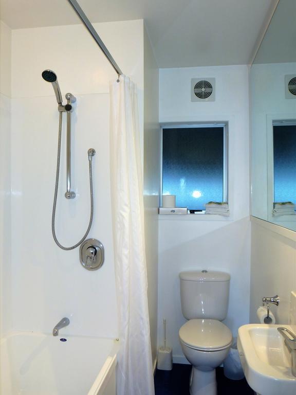 Aparthotel Lakefront Apartments,18 Esplanade Road 4*