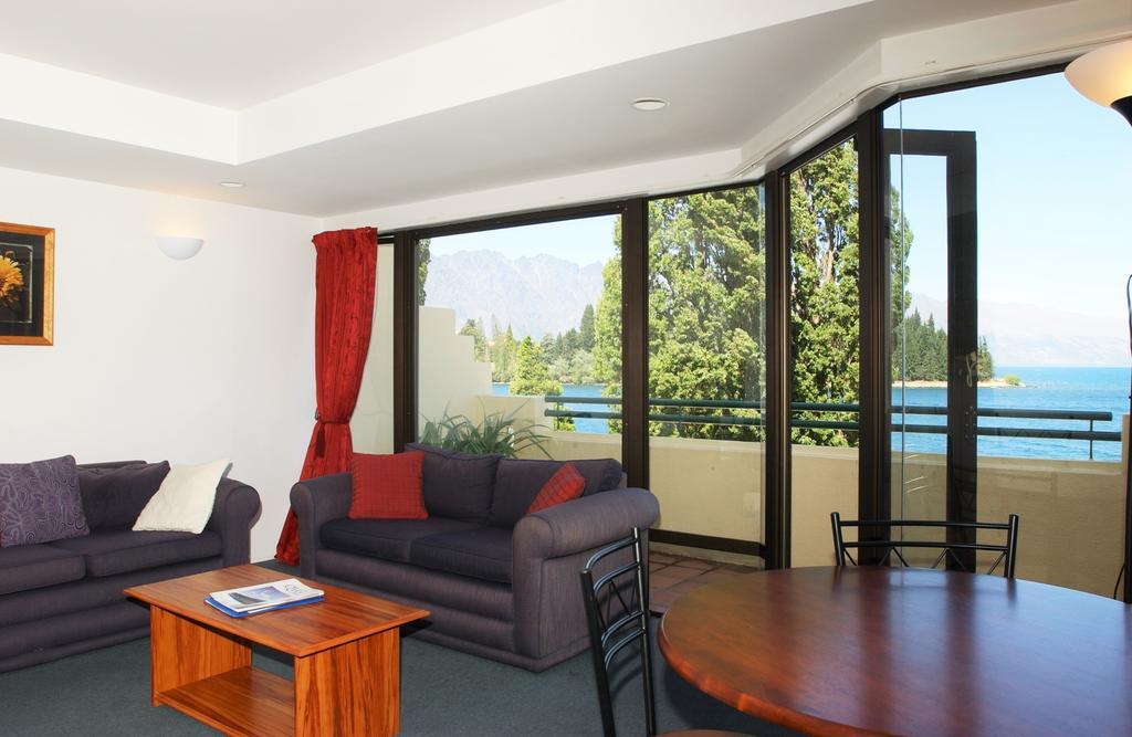 Aparthotel Lakefront Apartments,18 Esplanade Road 4*