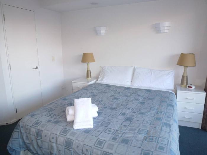 Lakefront Apartments,18 Esplanade Road 4*